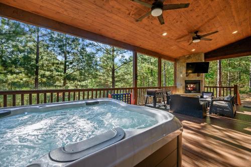 Serenity Pines 3bd 2bth Sleeps 8 Hot tub Arcades in Broken Bow, United States