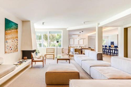 Newly Renovated Beach Villa By Airnest — 4-Star Luxury Hotel in Charneca, Portugal