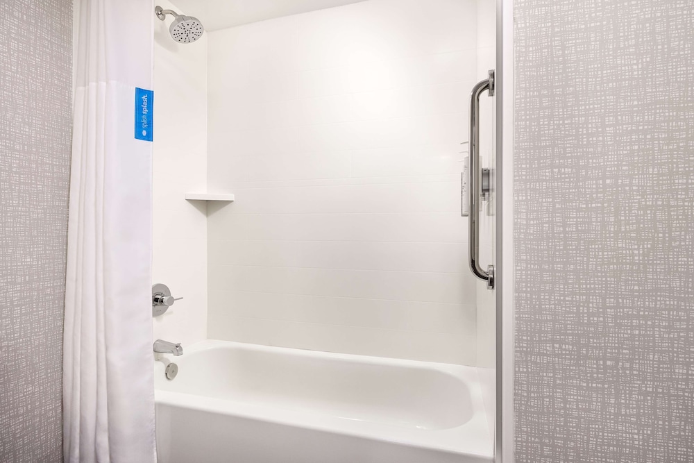 Hampton Inn Massillon - photo 23