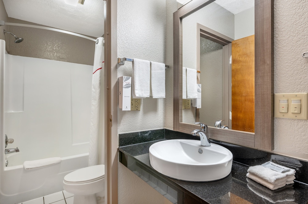 Red Roof Inn Greencastle South Cloverdale - photo 38