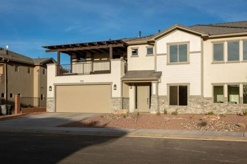 Zion Village PLAYcation Sleeps 21 Hot Tub Pool & Lazy River — 4-Star Luxury Hotel in Hurricane, United States