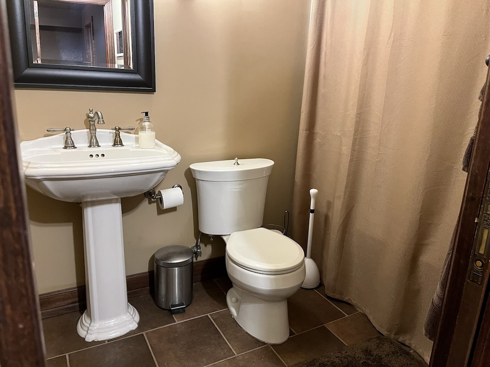 Historic Twin Tudors Inn - photo 42