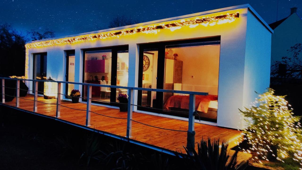 Ranch 66 Wellness Tiny House Black Swallow ve stylu Route 66 se saunou koupacím sudem a bazénem — 4-Star Luxury Hotel in Trsice, Czech Republic