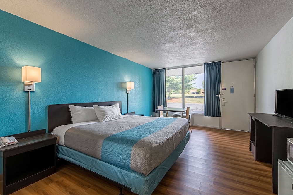Motel 6 Pekin IL - photo 5