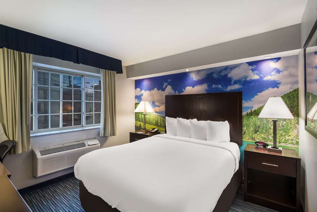 Clarion Pointe Downtown - photo 16