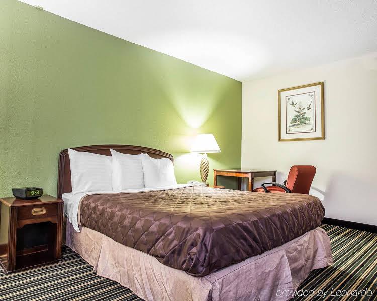 Claremont Inn & Suites - photo 5
