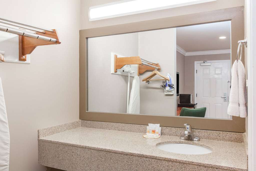 Days Inn by Wyndham San Francisco S Oyster Point Airport - photo 11