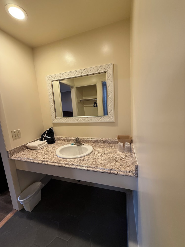 Heidi's Inn - photo 18