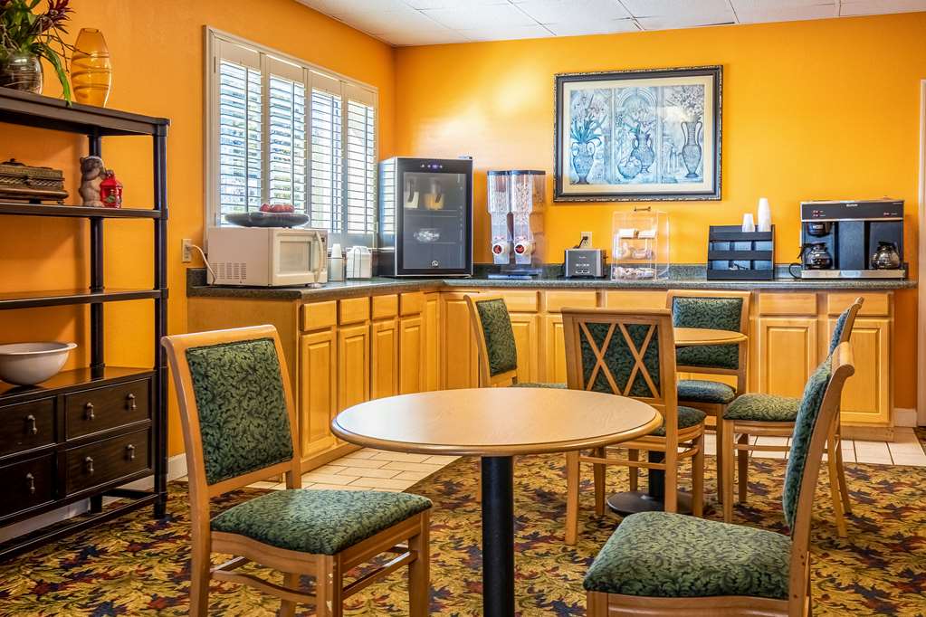 Econo Lodge Knoxville West Turkey Creek - photo 20