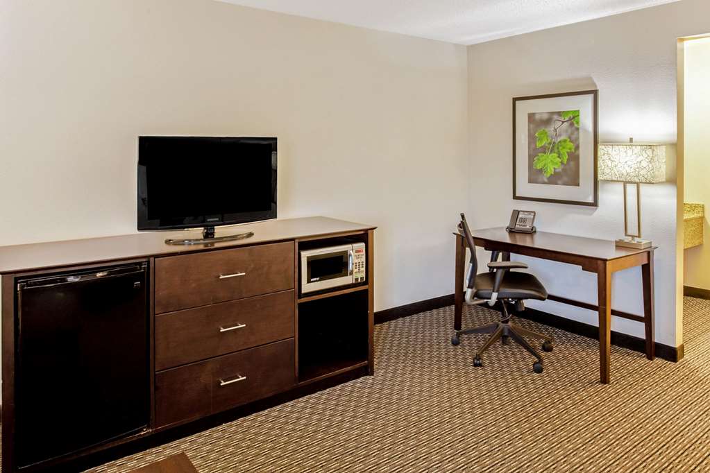 La Quinta Inn & Suites by Wyndham Milwaukee Delafield - photo 14