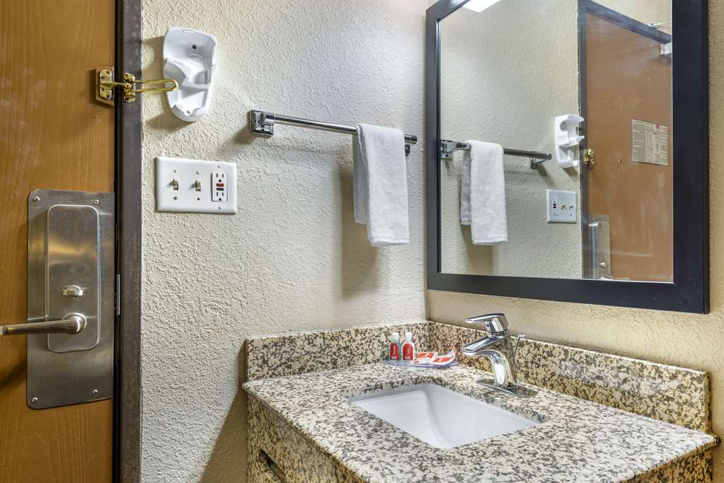 Econo Lodge La Crosse North - photo 18