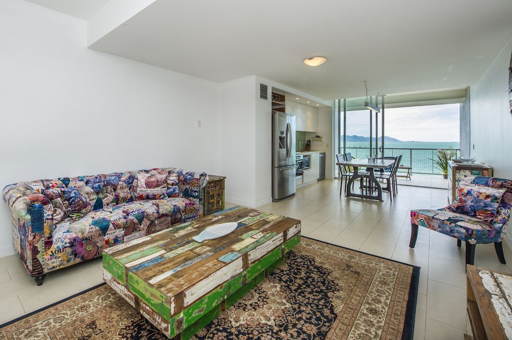 1 Bright Point Apartment 4303 — 4-Star Luxury Hotel in Nelly Bay, Australia