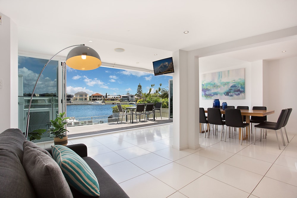 Casa Grande on the Water — 4-Star Luxury Hotel in Surfers Paradise, Australia