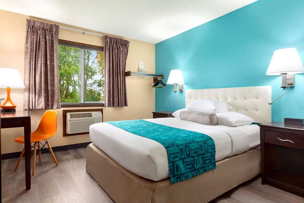 Howard Johnson by Wyndham Waterloo Cedar Falls - photo 24