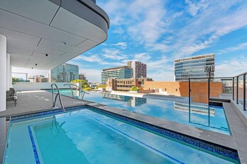 Prime Located Luxe 2 BR Sky Home Sensational Views — 4-Star Luxury Hotel in Brisbane, Australia