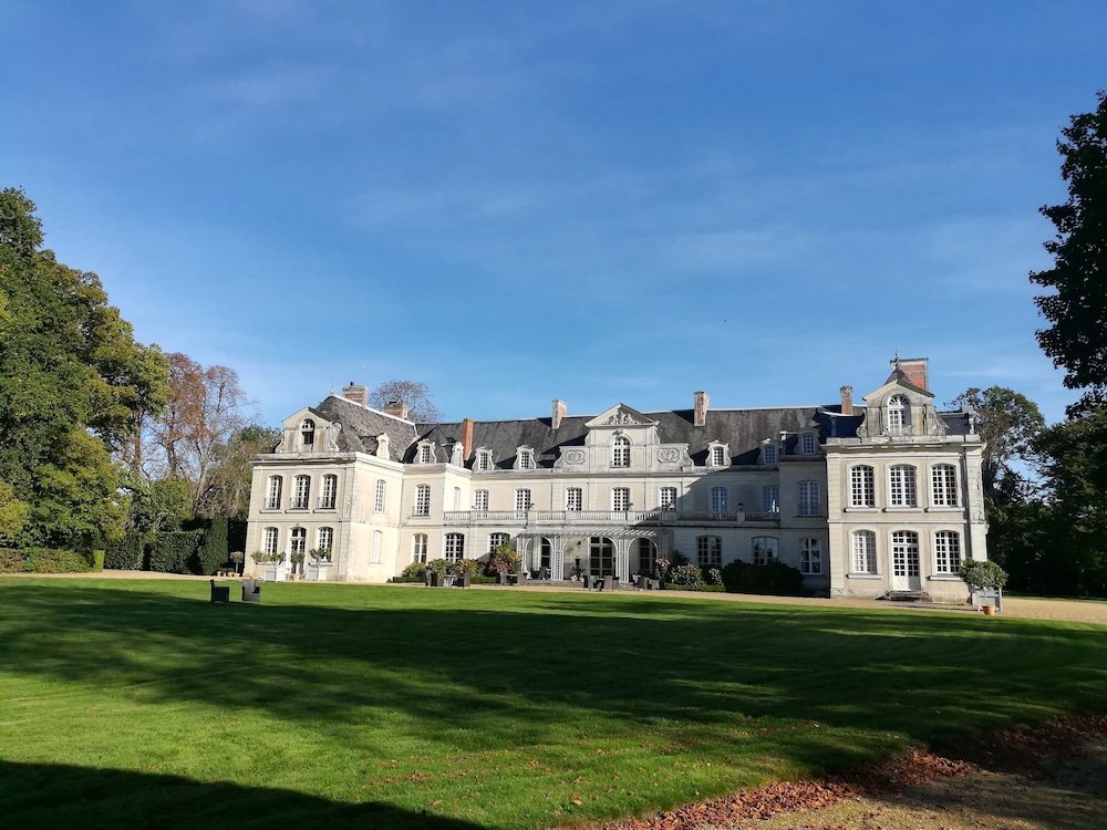 Château des Briottières — 4-Star Luxury Hotel in Champigne, France