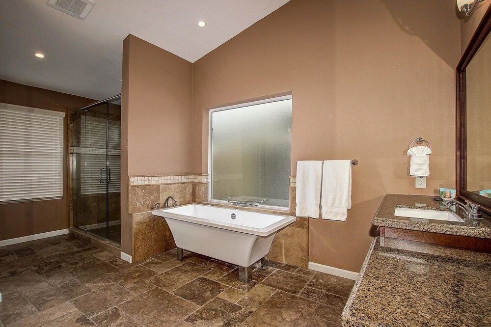 SLS Verde Luxury Estate with FREE Heated Pool Spa Pool Table & Muc - photo 11