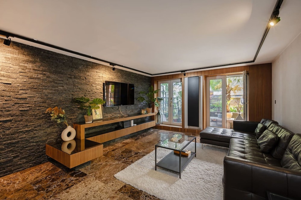 Deluxe 2 Bed Apartment with 24 Hour Security & Private Terrace — 4-Star Luxury Hotel in London, United Kingdom