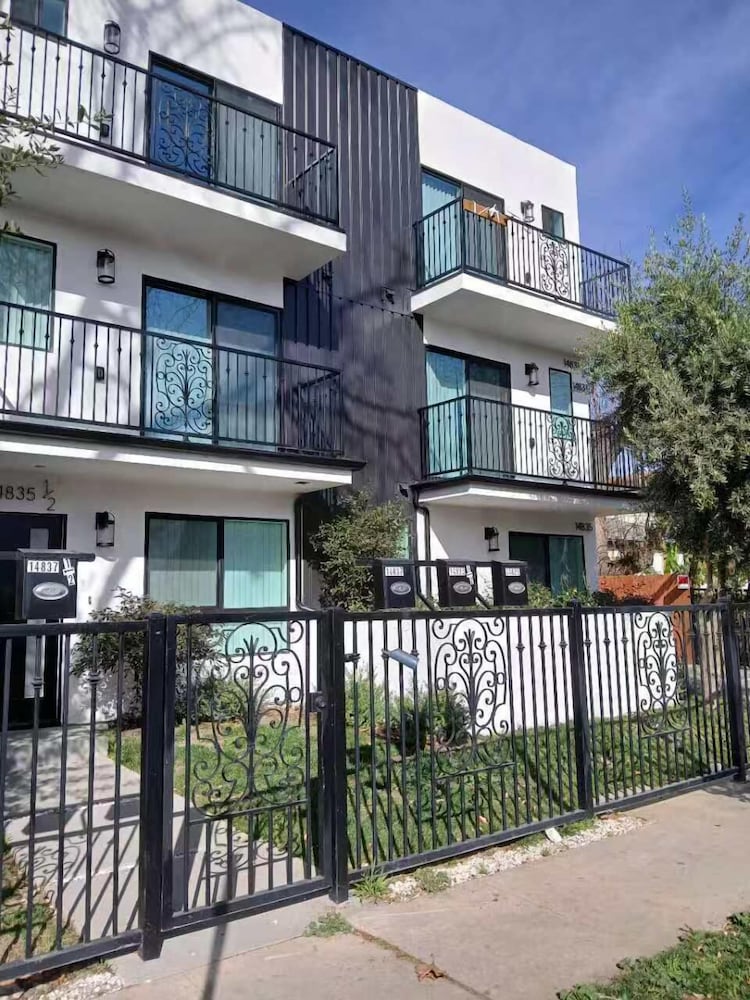 Gilmore One - carbon neutral hotel in Van Nuys