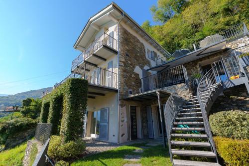 Casa di campagna Tony con piscina e vista lago — 4-Star Luxury Hotel in Gravedona-San Gregorio, Italy