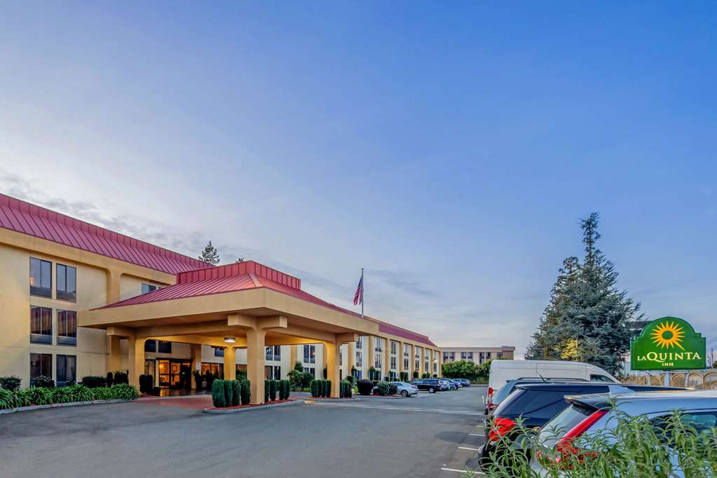 La Quinta Inn & Suites by Wyndham Oakland Airport Coliseum - photo 2