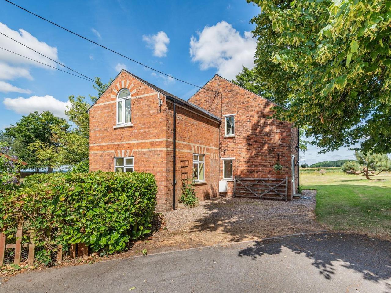 Edlington Hall Cottage — 4-Star Luxury Hotel in Horncastle, United Kingdom