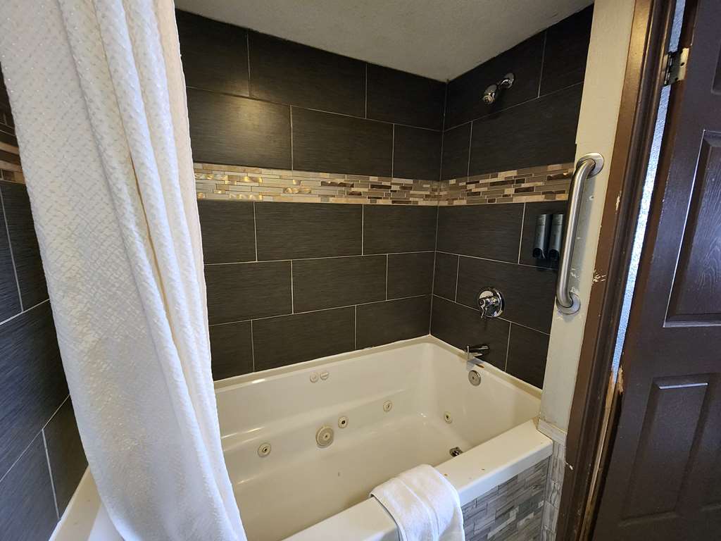 Americas Best Value Inn & Suites Little Rock at Scott Hamilton Dr - photo 62