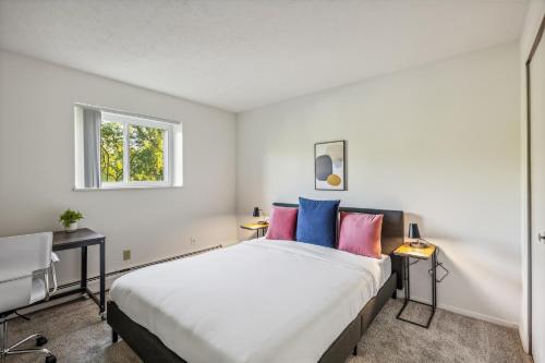 Scenic towers 3012 I Cozy & Comfy I Free Parking — 4-Star Luxury Hotel in Parma, United States