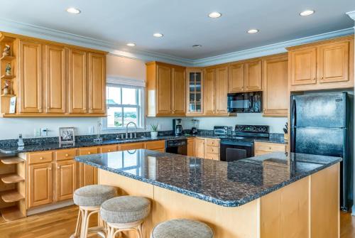 Emerald Breeze by Oak Island Accommodations - photo 25