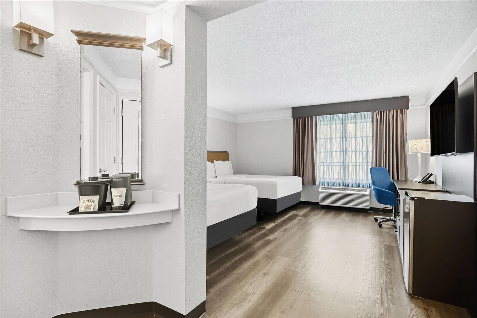 La Quinta Inn & Suites by Wyndham Miami Airport West - photo 26