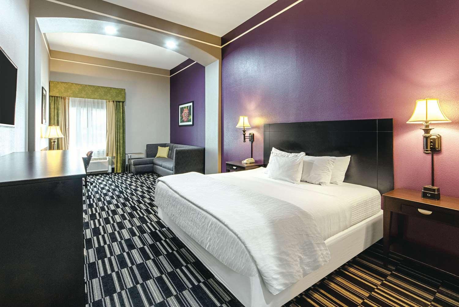 La Quinta Inn & Suites by Wyndham Alamo McAllen East - photo 15