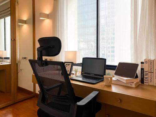 Luxury Modern 2BR 145 sqm BTS Asok Ultra Fast WiFi