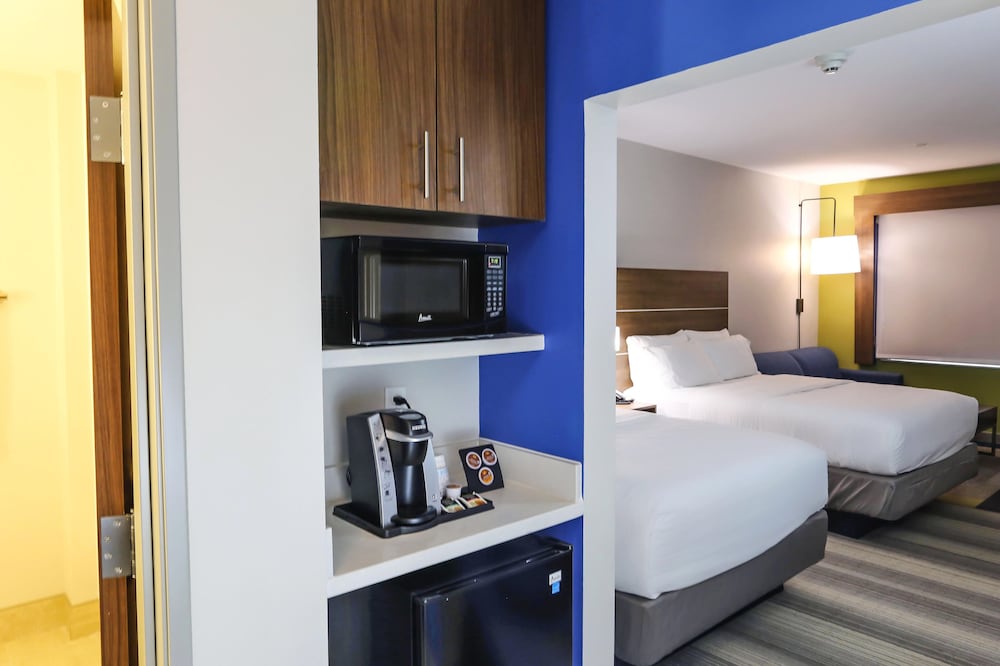Holiday Inn Express & Suites Houston IAH Beltway 8 by IHG - photo 14