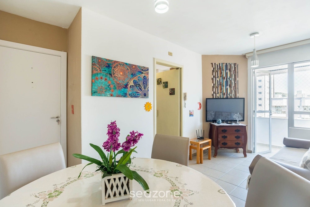 Central Apt Steps From the Beach in BC Cev2304