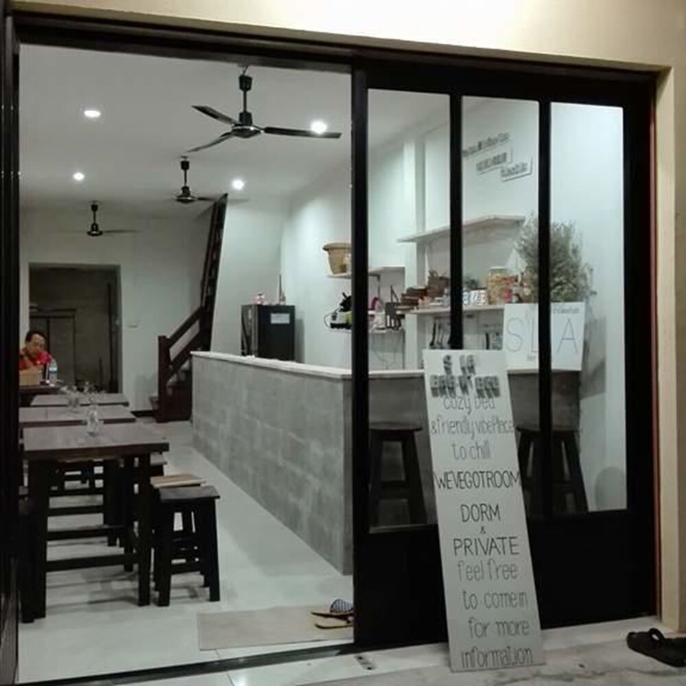 S L A bar n'bed Hostel