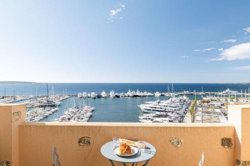 Grand Palais Beautiful Top Floor Studio Sea Front with AC — hotel in Vallauris