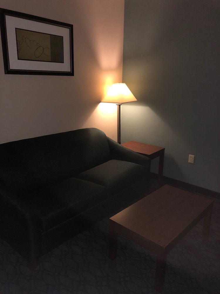 Country View Inn & Suites - photo 7