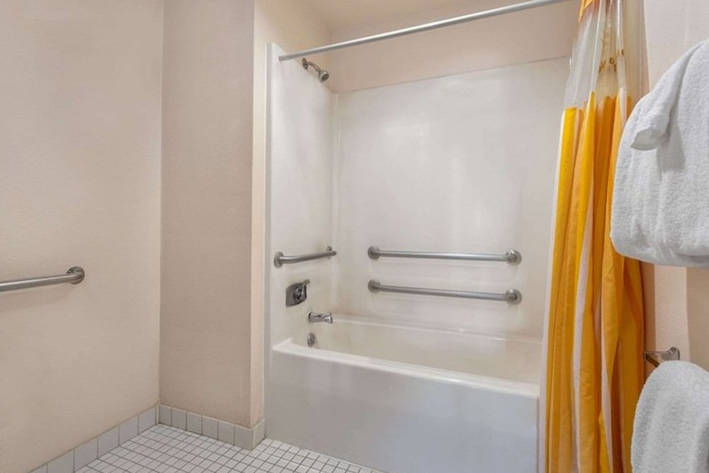 Norwood Inn & Suites by BlissPoint Post Rd Indianapolis - photo 38