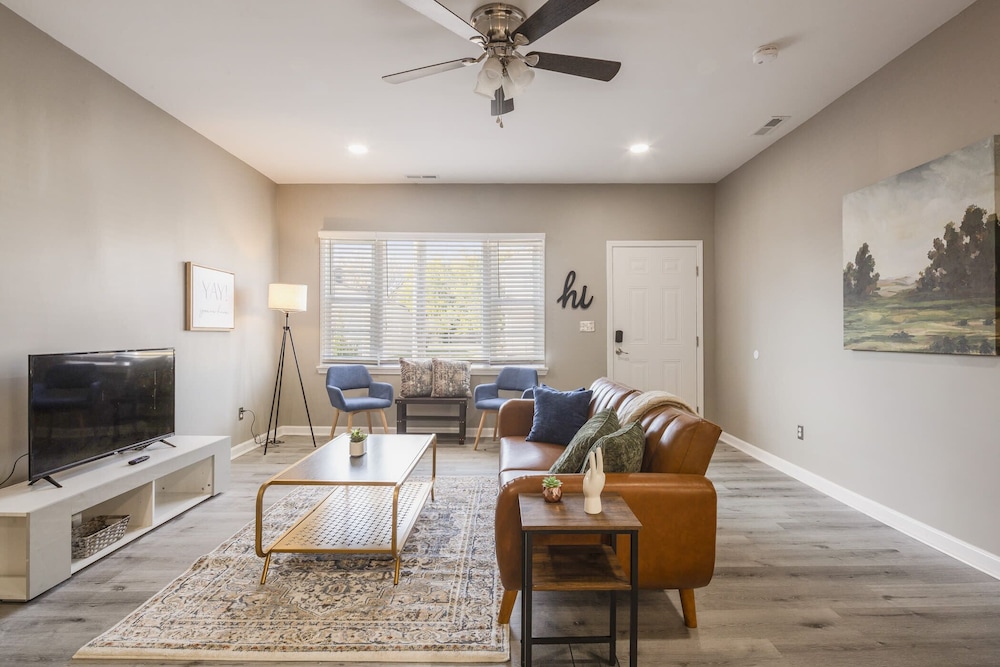 Newly renovated 4BR CozySuites - photo 26