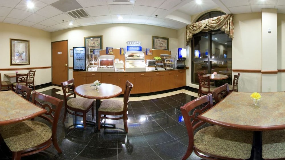 Holiday Inn Express & Suites Houston Memorial Park Area by IHG - photo 22