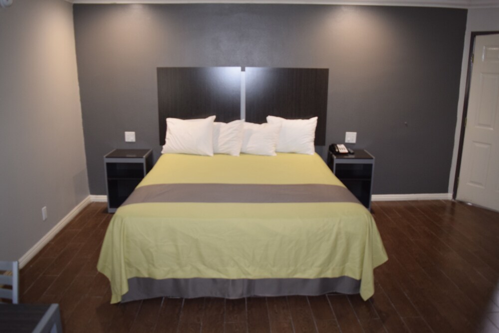 Deluxe Inn Hawthorne - photo 3