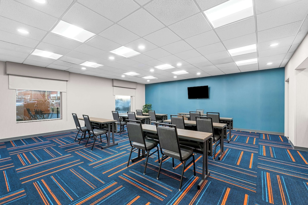 Hampton Inn & Suites Charlotte Airport - photo 47