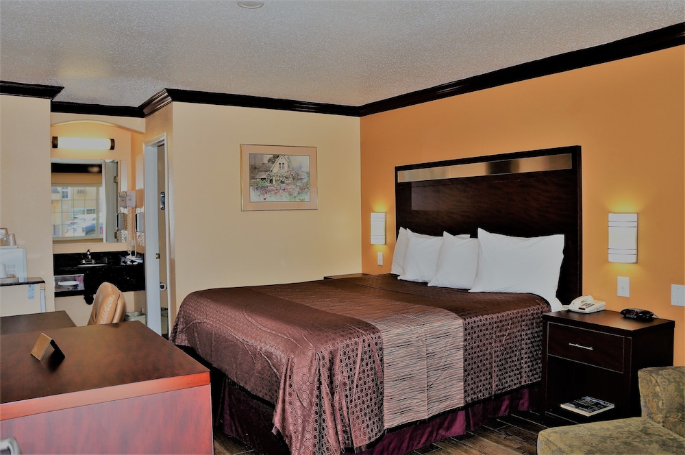 America's Deluxe Inn - photo 6