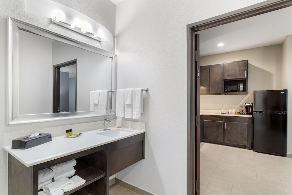 Best Western Plus Waller Hotel - photo 31