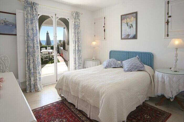 Overlooking Beach Central Quiet Parking Swimming Pool — Marbella
