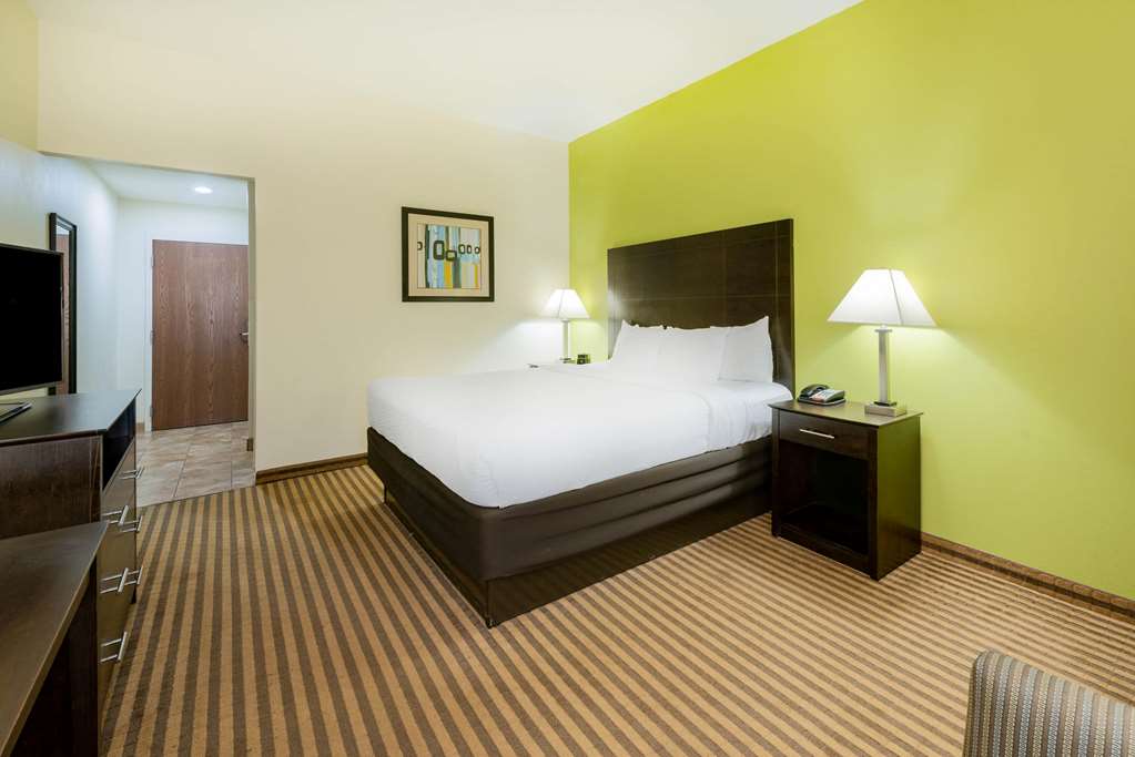 La Quinta Inn & Suites by Wyndham Columbus Grove City - photo 51