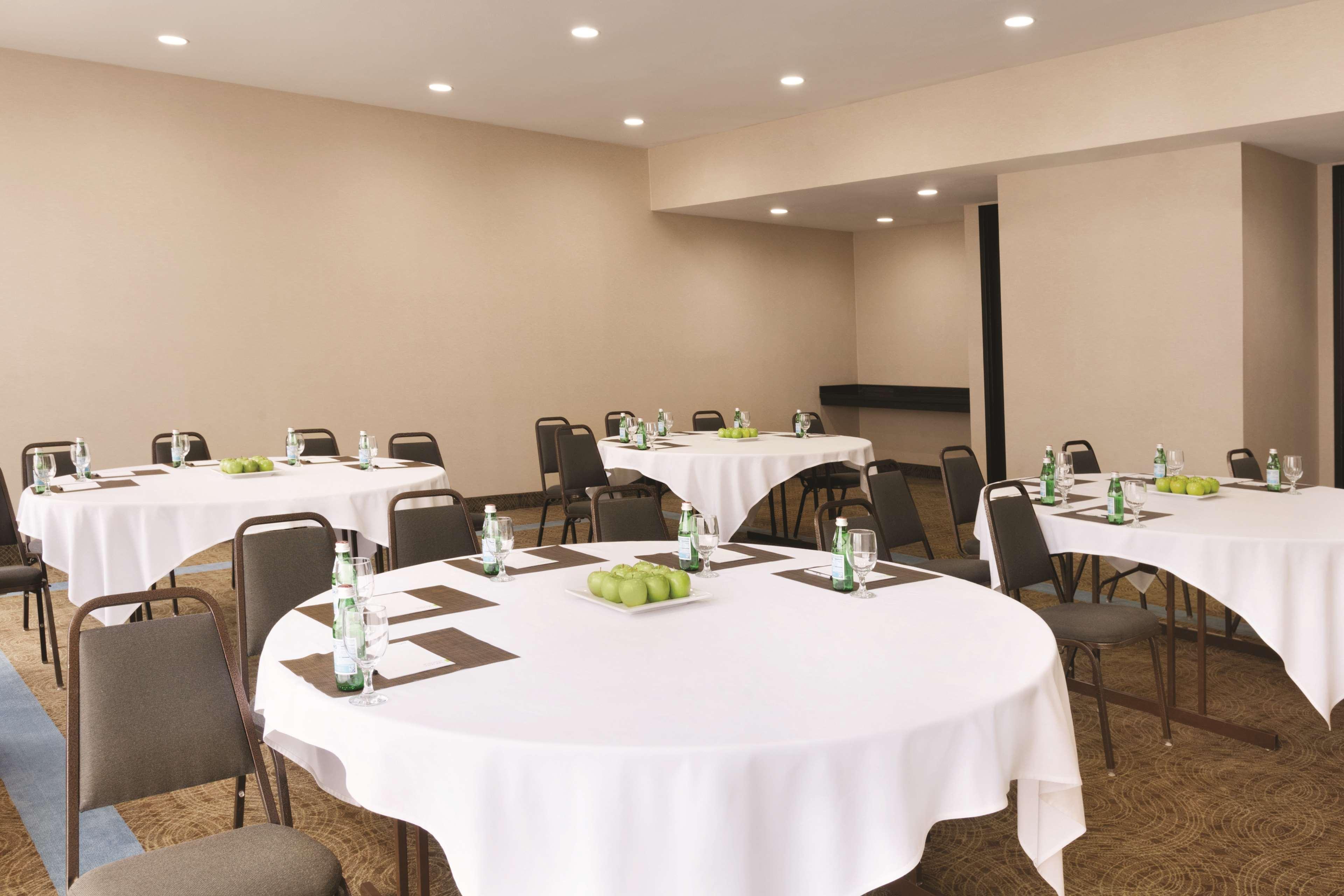 Radisson Hotel Fresno Conference Center - photo 31