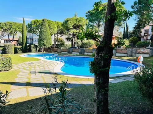 Lido Galeazzi Giant Pool — 4-Star Luxury Hotel in Sirmione, Italy
