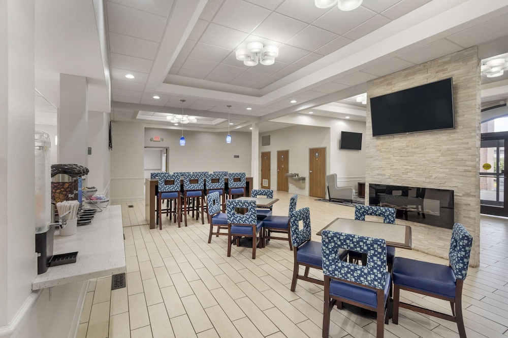 Comfort Inn & Suites Mundelein Vernon Hills - photo 25