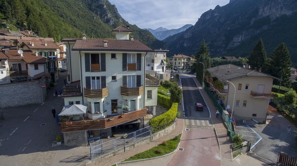 Hotel Ristorante Sporting Club — hotel in Ballabio